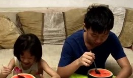 妈妈兄弟吃瓜,温馨家庭时光