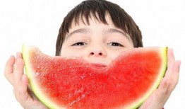 乖巧宝宝吃瓜壁纸,萌态壁纸萌化人心