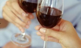 吃瓜碰杯视频,揭秘网络短视频的狂欢与反思