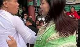 吃瓜群众的穿搭风格,揭秘吃瓜群众的潮流穿搭风格