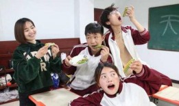 美术老师讲课吃瓜,一堂别开生面的艺术课