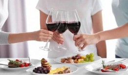 吃瓜碰杯视频,揭秘网络短视频的狂欢与反思