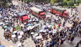 吃大瓜全京城排队吃瓜,全民排队，共赴“吃大瓜”狂欢盛宴