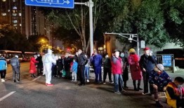 吃大瓜全京城排队吃瓜,全民排队，共赴“吃大瓜”狂欢盛宴