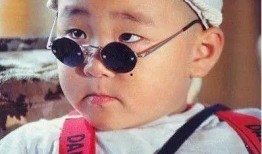 郝邵文吃瓜图片,萌态十足引网友热议