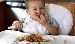 泰国儿子半夜吃瓜,引发家庭温馨一幕