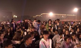 河北传媒学院食堂吃瓜,瓜果飘香，美食共享的校园时光