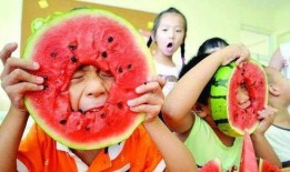 吃瓜人是眼前人,吃瓜人视角下的生活百态