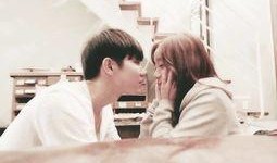 情侣接吻吃瓜图,情侣接吻吃瓜图捕捉浪漫瞬间