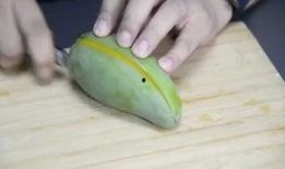 傻子回家吃瓜,意外发现家中吃瓜盛宴